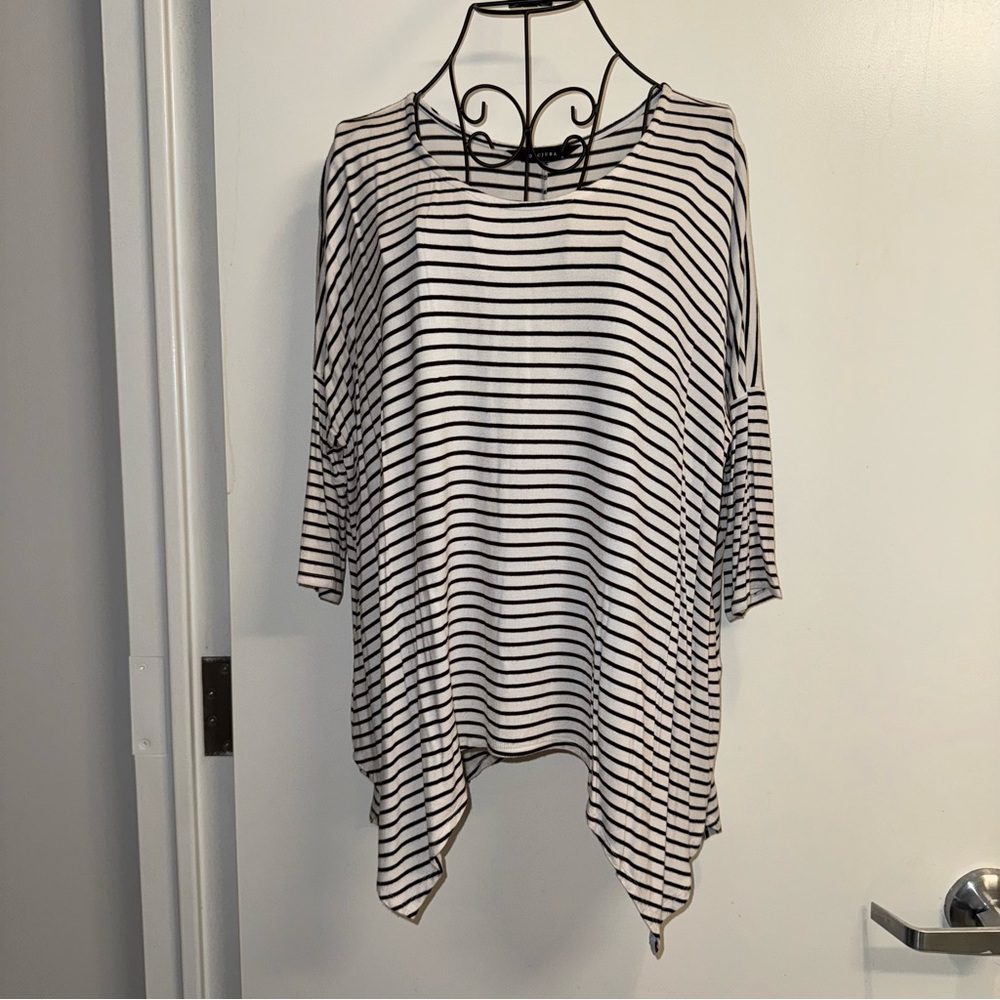 Decjuba Short Sleeve Uneven Hem Tee Black & White Striped